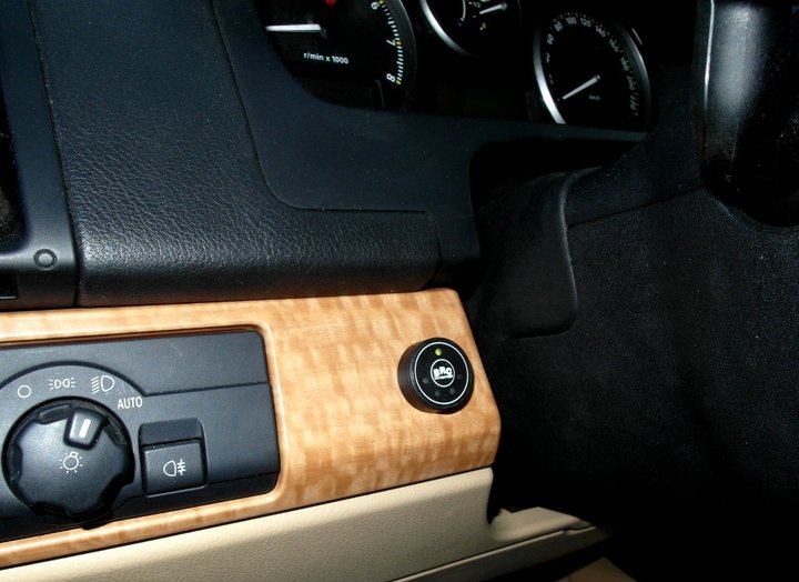 Кнопка переключения и индикации режимов работы ГБО BRC Sequent с указателем уровня топлива на передней панели Land Rover Freelander 2