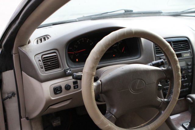 Кнопка переключения и индикации режимов работы ГБО в салоне Lexus ES 300 слева от руля