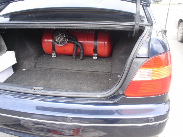 установлен цилиндрический газовый баллон за спинками задних сидений на Lexus GS300