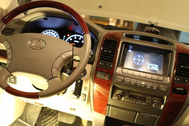 салон Lexus GX 470 с кнопкой переключения режимов и индексации работы ГБО