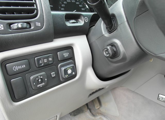 Кнопка переключения и индикации режимов работы ГБО в салоне Lexus LX470 слева от рулевой колонки на месте штатной заглушки