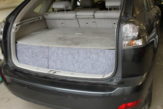 Композитные газовые баллоны общим объемом 130 л в багажнике  Lexus RX350