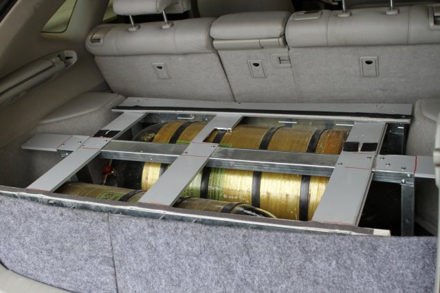 Газовые баллоны расположены в багажнике Lexus RX350