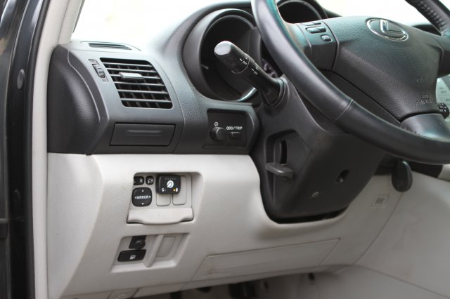 Кнопка переключения и индикации режимов работы ГБО в салоне Lexus RX350