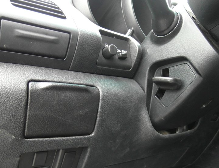 Кнопка переключения и индикации режимов работы ГБО с указателем уровня топлива в закрывающейся нише в салоне Lexus RX350