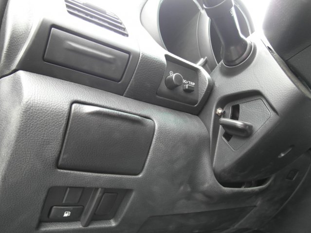 Кнопка переключения и индикации режимов работы ГБО в салоне Lexus RX350 слева от рулевой колонки