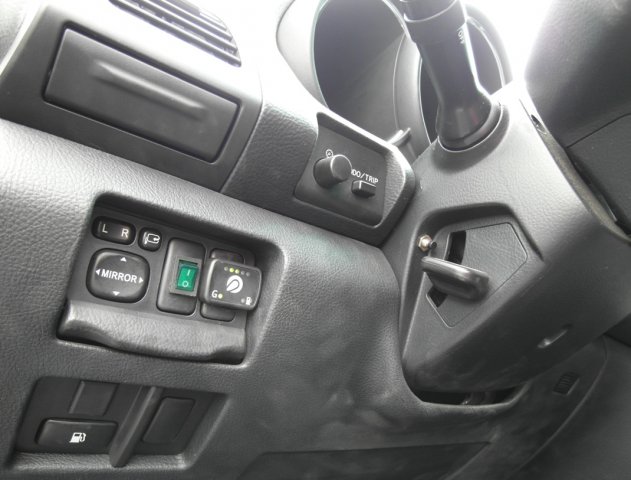 Кнопка переключения и индикации режимов работы ГБО в салоне Lexus RX350 в закрывающейся нише слева от рулевой колонки