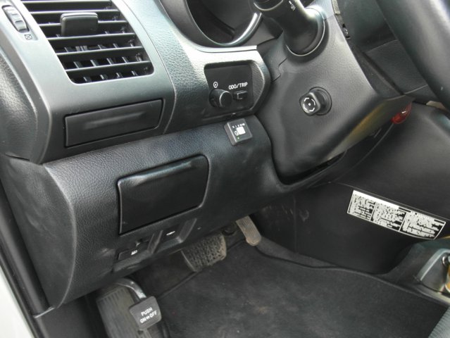 Кнопка переключения и индикации режимов работы Гбо в салоне Lexus RX350 на передней панели слева от руля