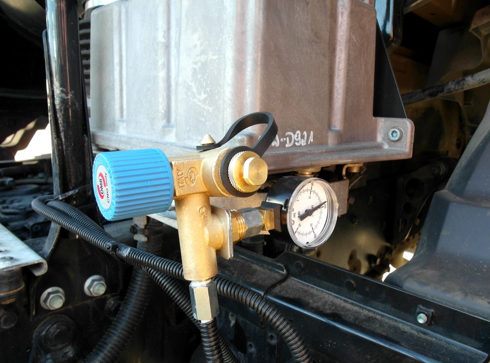 Вариант заправочного устройства (ВЗУ) с внешним манометром давления газа в системе