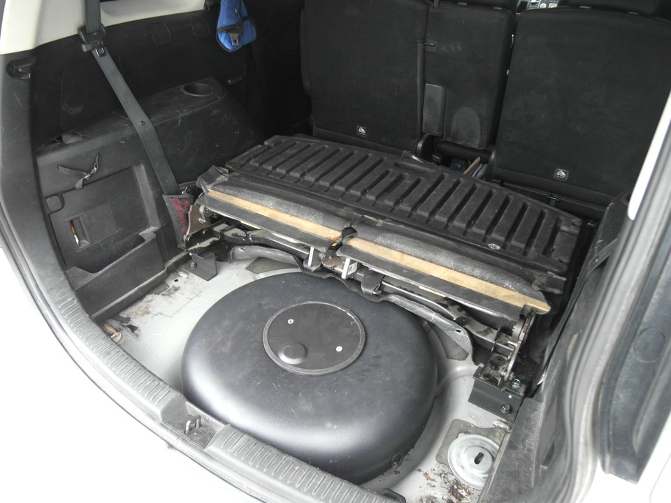 газовый баллон 42 литра (пропан) под фальшполом в багажнике, Mazda 5