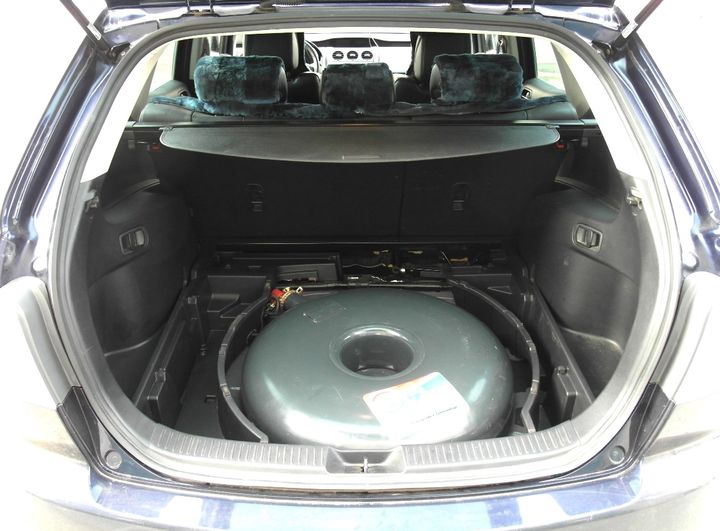Тороидальный газовый баллон 54 л в багажнике в нише для запасного колеса, Mazda CX-7 (ER)