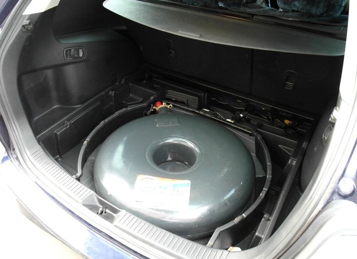 газовый баллон 54 л в нише для докатки, Mazda CX-7 (ER)