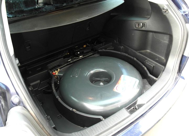 газовый баллон 54 л в багажнике Mazda CX-7 (ER)