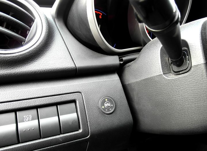 кнопка переключения и индикации режимов работы ГБО BRC с указателем уровня топлива на передней панели слева от рулевой колонки, Mazda CX-7 (ER)