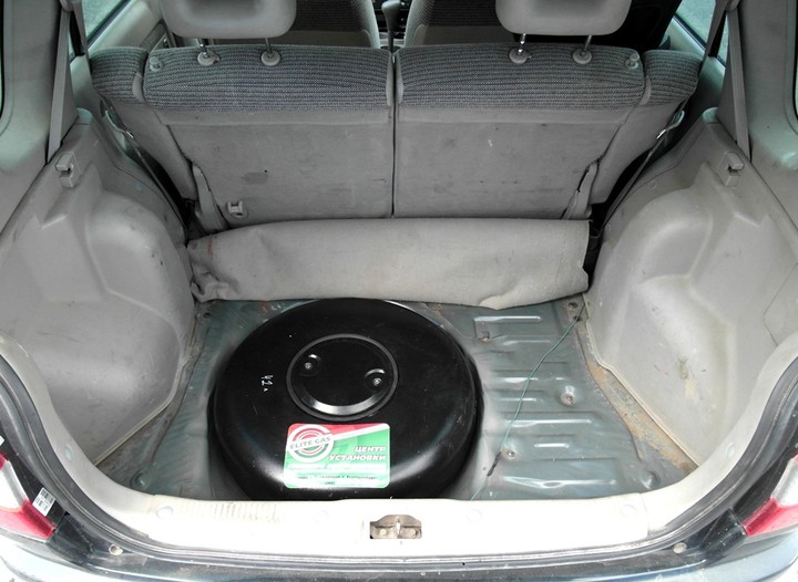Тороидальный газовый баллон 42 л (пропан) под фальшполом багажника в нише для запасного колеса, Mazda Demio (DW)