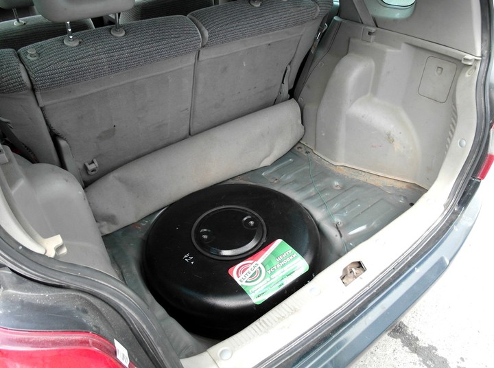 газовый баллон 42 л под фальшполом багажника в нише для запасного колеса, Mazda Demio (DW)