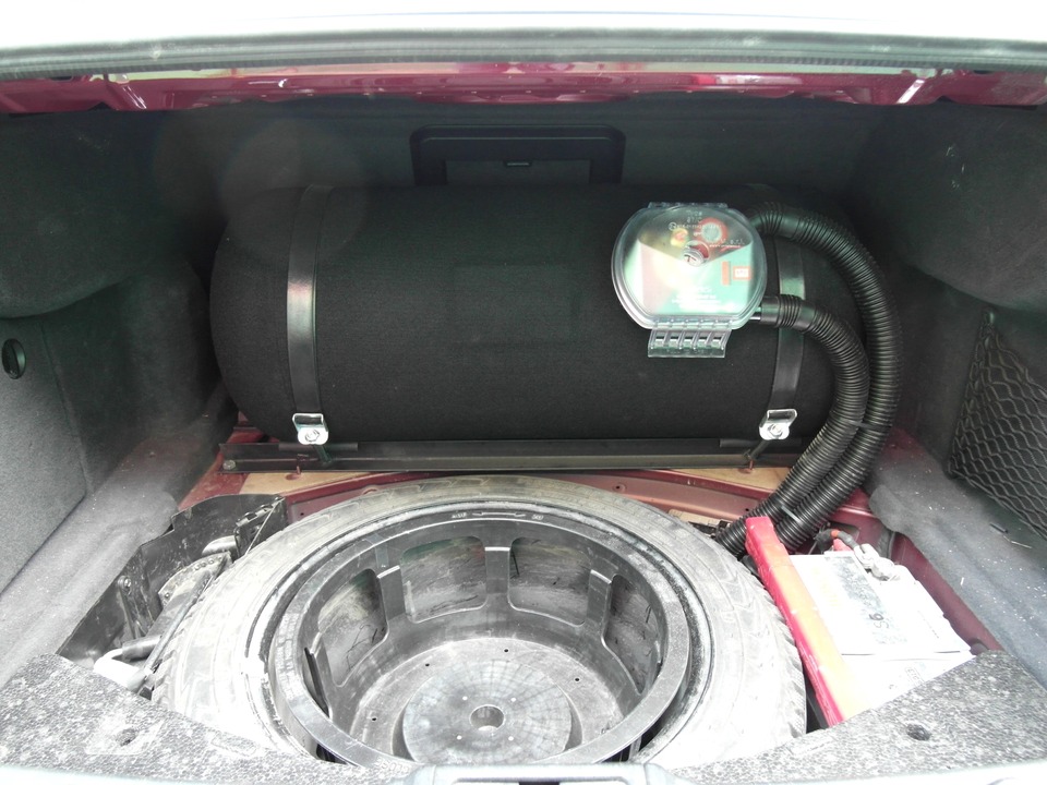 Багажник с газовым баллоном 80 литров (пропан) в отделочном карпете