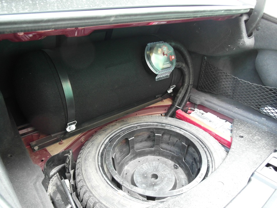 цилиндрический газовый баллон 80 литров в багажнике