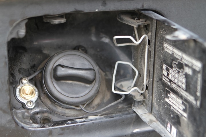 ВЗУ под лючком бензобака, Mercedes Benz G500