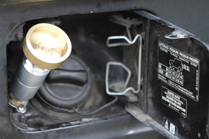 ВЗУ под лючком с установленным переходником для заправки пропаном, Mercedes Benz G500