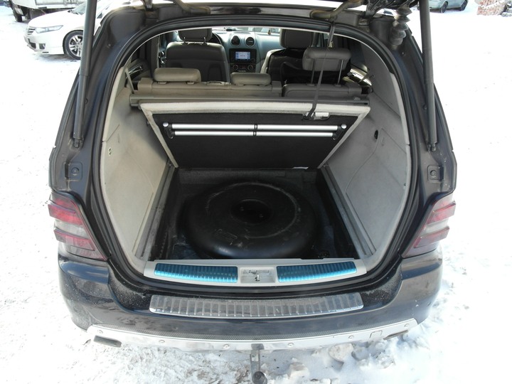 Тороидальный газовый баллон (пропан-бутан) объемом 54 л в нише для запасного колеса, Mercedes Benz ML350