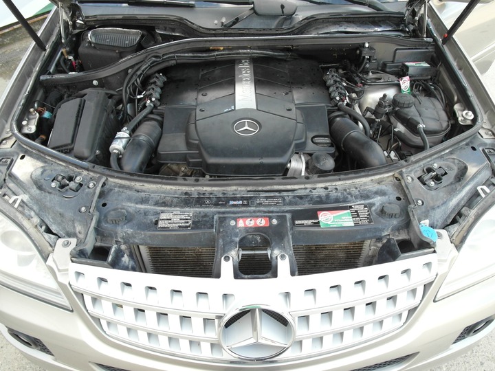 Подкапотная компоновка, двигатель 8-цилиндровый, V-образный, атмосферный, объем 5,0 л, 306 л.с.Mercedes Benz ML500 (W164)