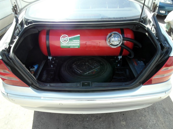 Цилиндрический газовый баллон 100 л в багажном отделении Mercedes Benz S320