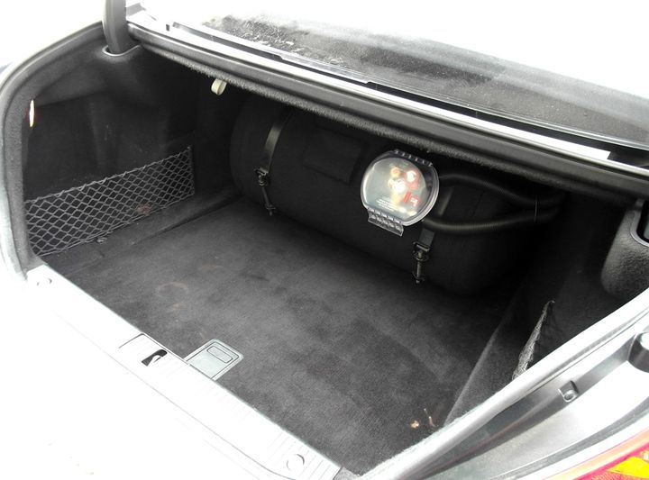 цилиндрический газовый баллон 100 л в багажнике Mercedes-Benz S500 W221