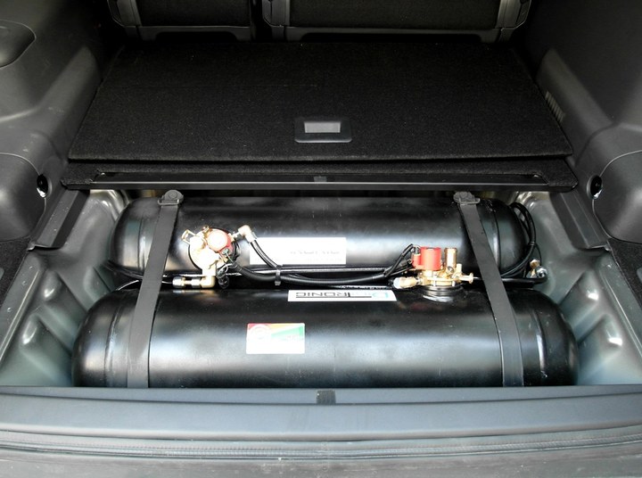 Система из двух цилиндрических газовых баллонов (пропан-бутан, LPG) по 36 л каждый в нише под фальшполом багажного отделения, Mitsubishi Pajero IV