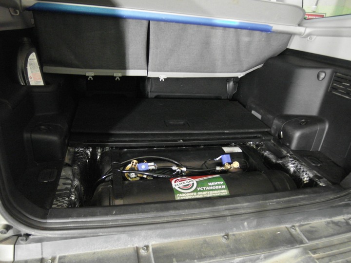 Система из двух цилиндрических газовых баллонов (пропан-бутан) по 35 л каждый в багажнике Mitsubishi Pajero IV
