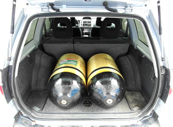 Система из двух облегченных металлопластиковых баллонов (тип 3) 2х80 л в багажном отделении Mitsubishi Pajero Sport
