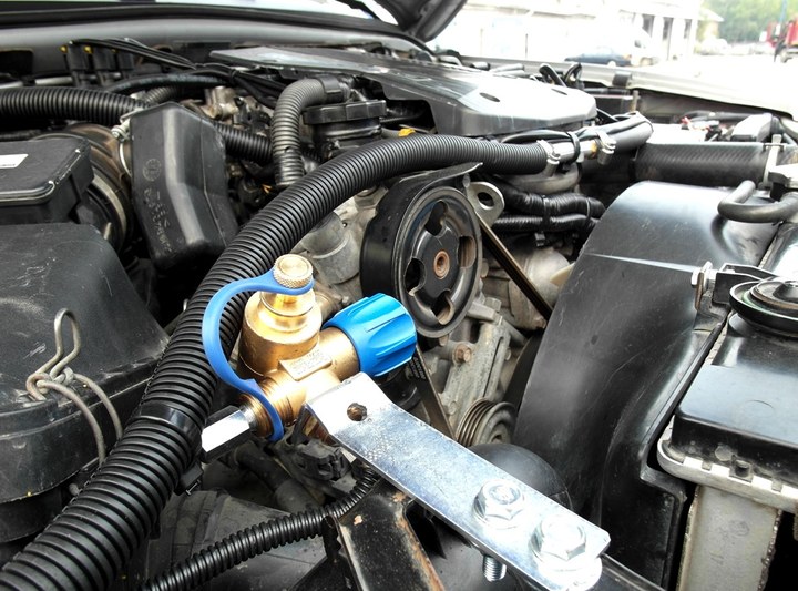 Подкапотная компоновка ГБО BRC Sequent Plug&Drive CNG, Mitsubishi Pajero Sport