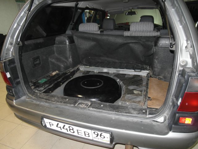 Тороидальный газовый баллон 53 л размещен в багажнике Mazda Capella в нише для запасного колеса
