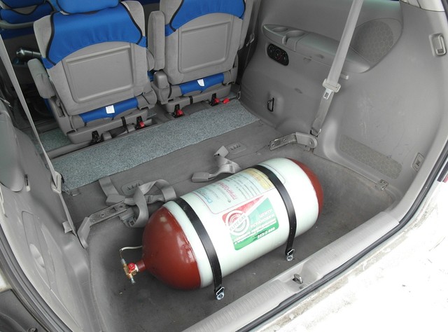 Багажник Mazda MPV с металлопластиковым баллоном 70 л в нише в полу