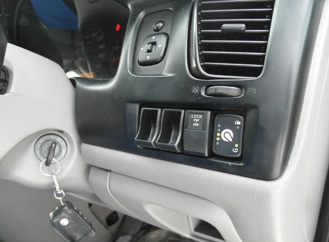 Кнопка переключения и индикации режимов работы ГБО в салоне  Mazda MPV справа от рулевой колонки на месте штатной заглушки