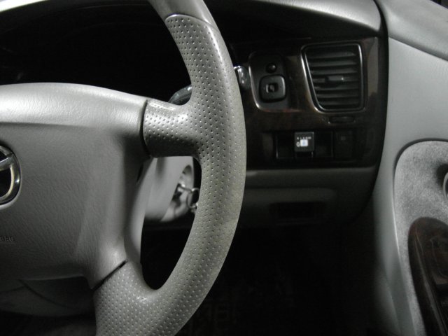 Кнопка переключения и индикации режима работы ГБО в салоне Mazda MPV справа от руля в стандартной заглушке