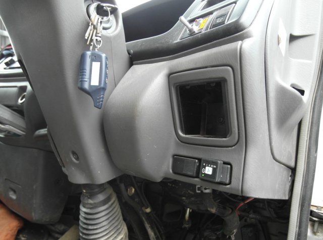 Кнопка переключения и индикации режимов работы ГБО в салоне Mazda Titan справа от рулевой колонки на месте штатной заглушки
