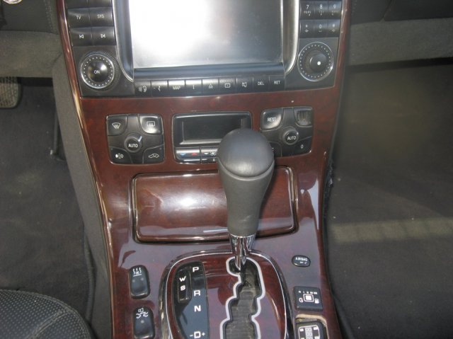 Кнопка индикации и переключения режимов работы ГБО в салоне Mercedes-Benz CL 500