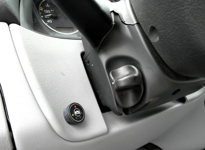 Кнопка переключения и индикации режимов работы ГБО BRC Sequent Plug&Drive с указателем уровня топлива на передней панели Mercedes-Benz ML350 (W163)