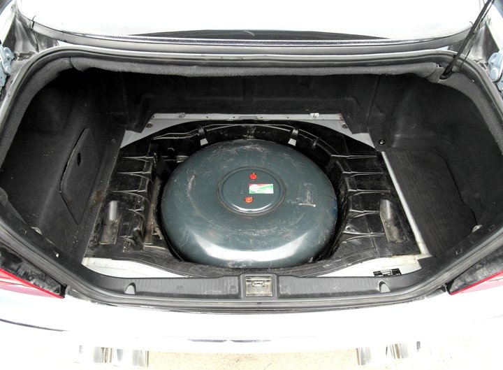 Тороидальный газовый баллон 65 л в нише для запасного колеса, Mercedes-Benz S500 (W220)