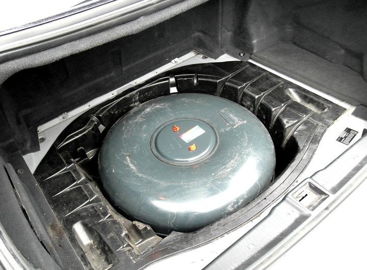 газовый баллон 65 л в багажнике Mercedes-Benz S500 (W220)