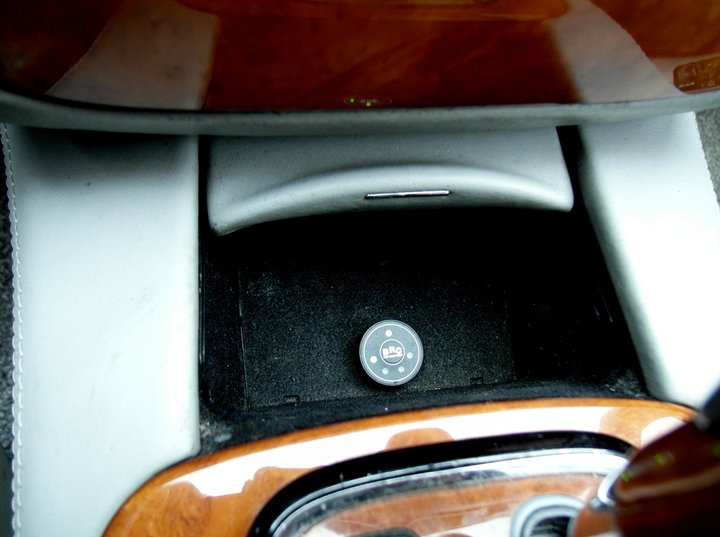 кнопка переключения и индикации режимов работы ГБО BRC Sequent с указателем уровня топлива в закрывающемся боксе Mercedes-Benz S500 (W220)