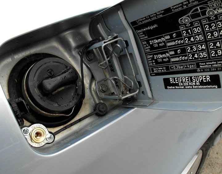 ВЗУ под лючком бензобака Mercedes-Benz S500 (W220)
