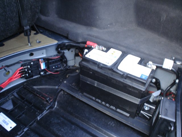 Размещение аккумулятора для возможности размещения запасного колеса в багажнике Mercedes E-320