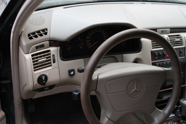 Кнопка переключения и индикации режимов работы ГБО в салоне Mercedes E320