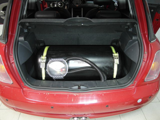 Газовый баллон объемом 80 л в багажнике Mini Cooper