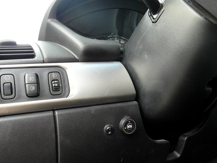 Кнопка переключения и индикации режимов работы ГБО BRC Sequent с указателем уровня топлива на передней панели слева от рулевой колонки Mitsubishi Galant IX