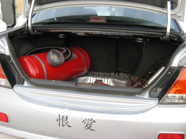 цилиндрический газовый баллон 50 л в багажнике Mitsubishi Lancer 9, установка газа на авто