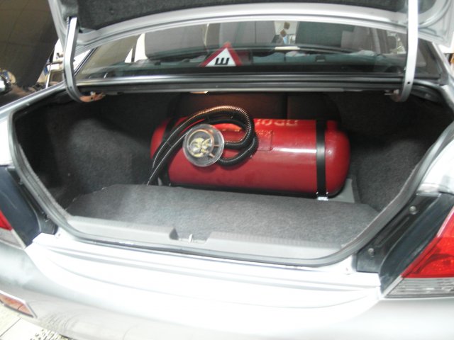 установка газового оборудования, Цилиндрический газовый баллон объемом 50 литров в багажнике Митсубиши Лансер