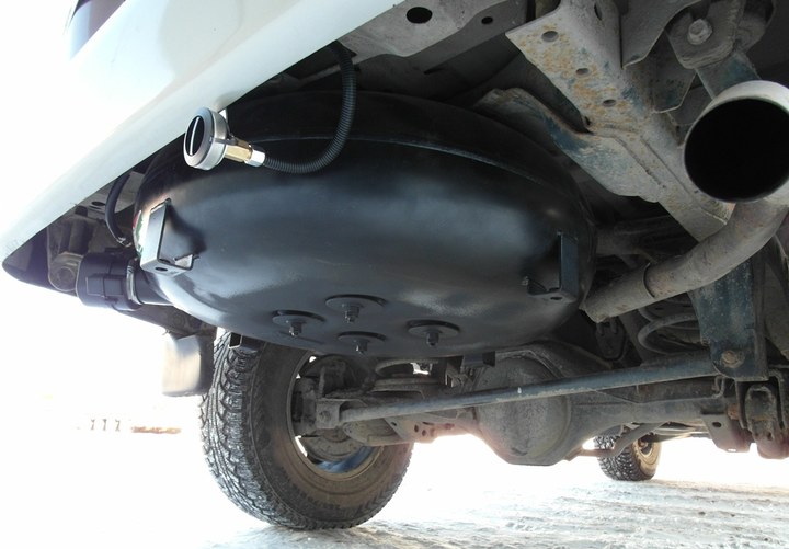 Тороидальный газовый баллон 95 л на месте запасного колеса, ВЗУ под задним бампером автомобиля Mitsubishi Montero Sport